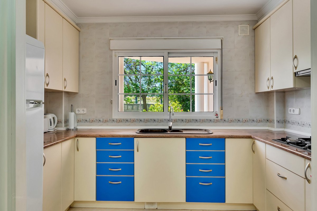 6 Bed Detached Villa in Orba