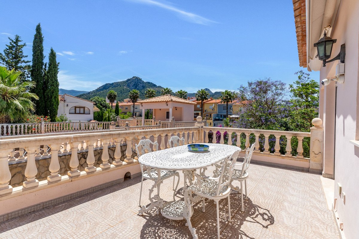 6 Bed Detached Villa in Orba