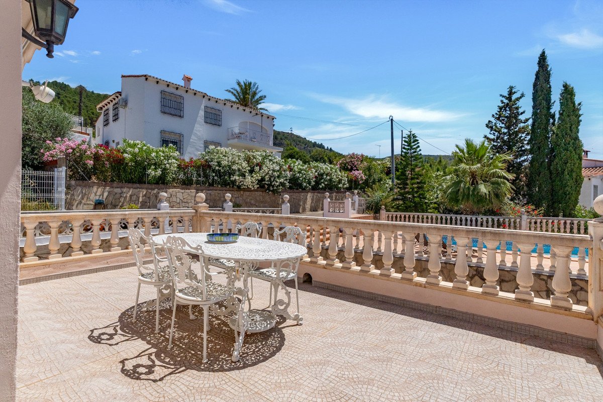 6 Bed Detached Villa in Orba