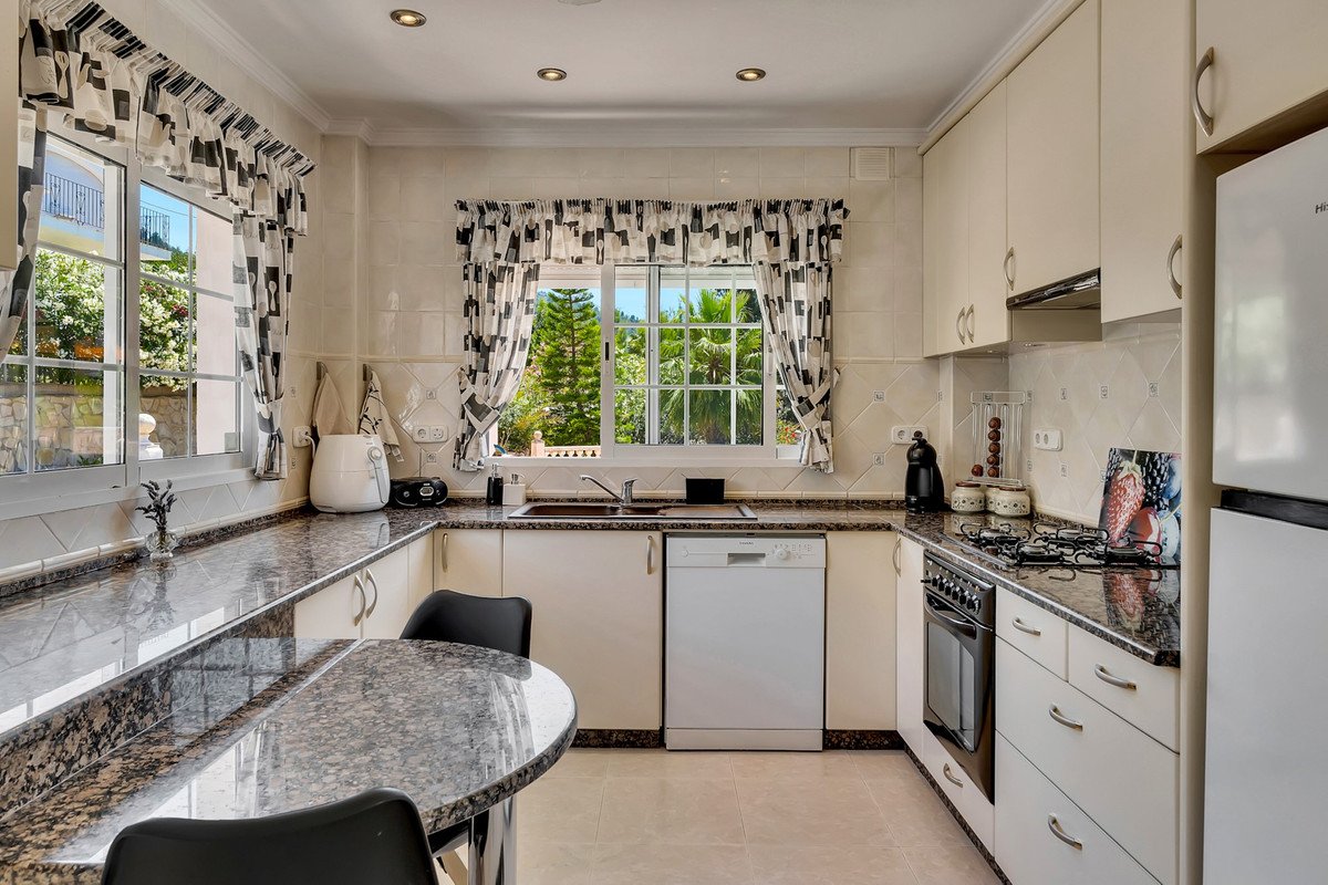 6 Bed Detached Villa in Orba
