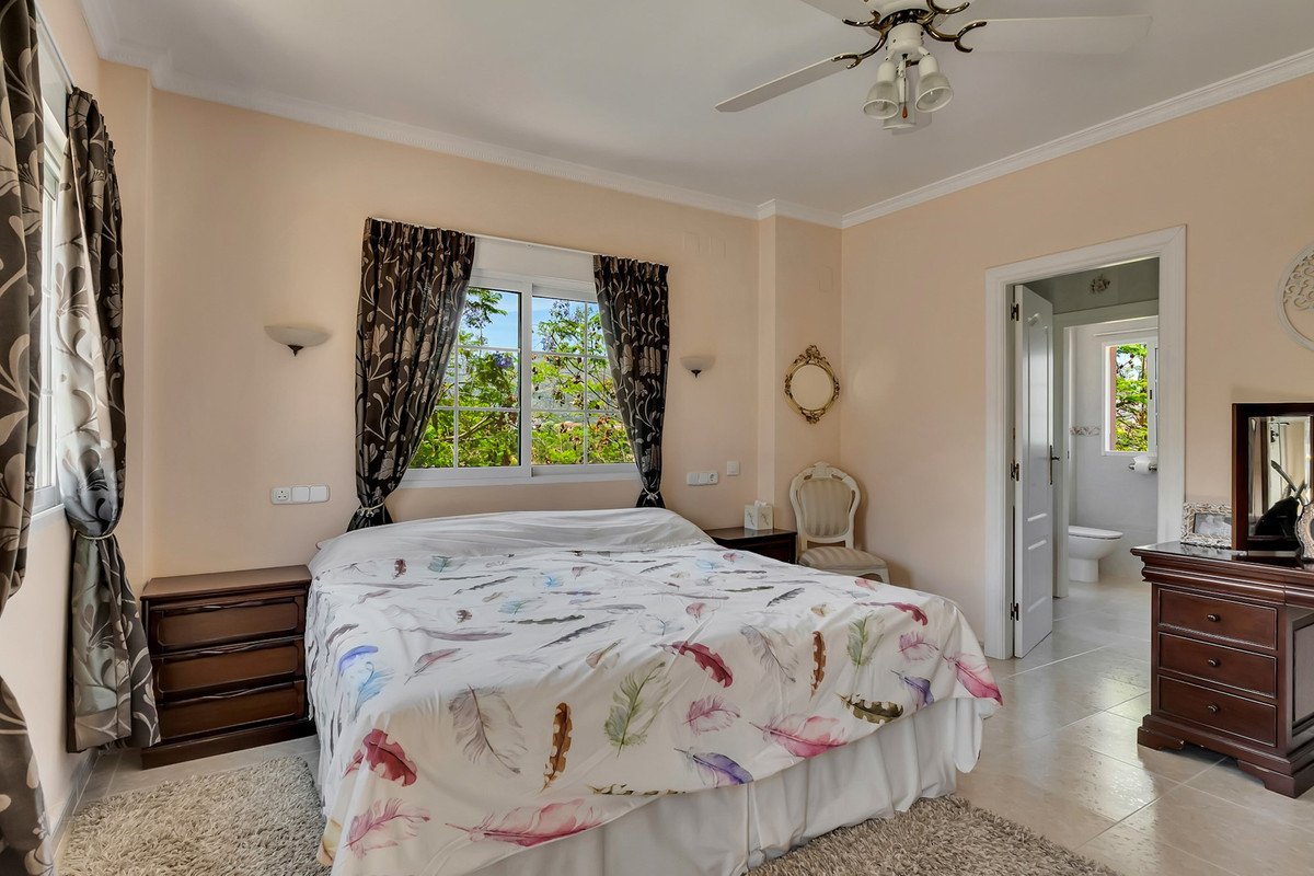 6 Bed Detached Villa in Orba