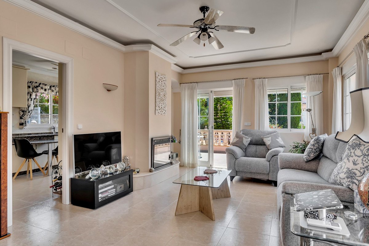 6 Bed Detached Villa in Orba