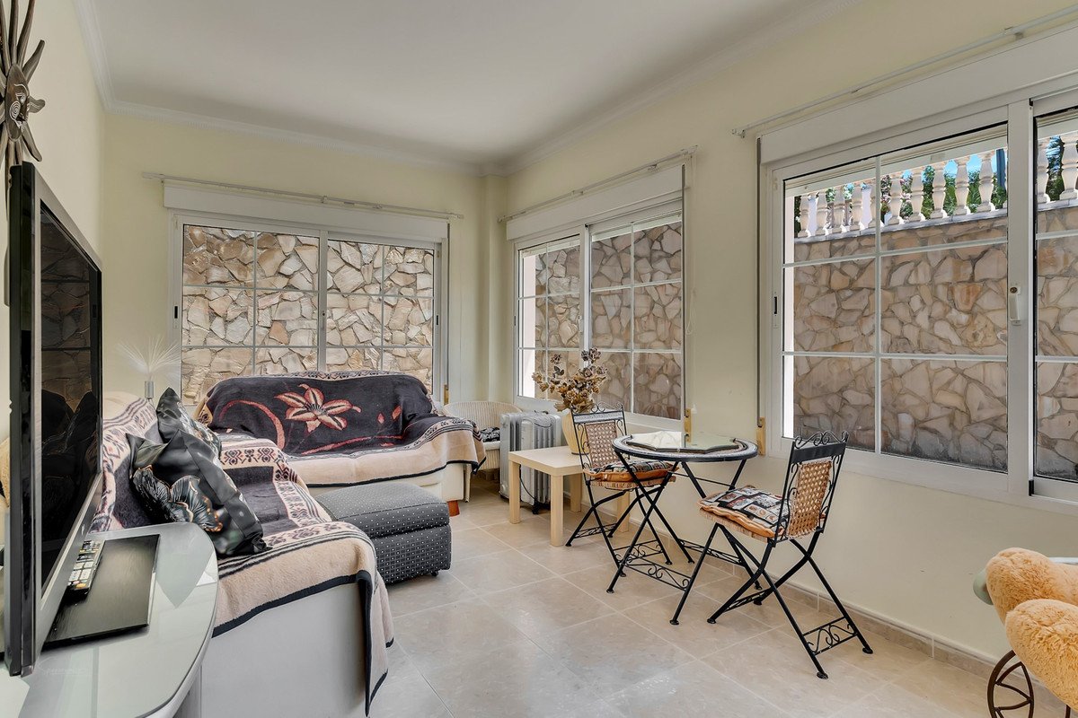 6 Bed Detached Villa in Orba