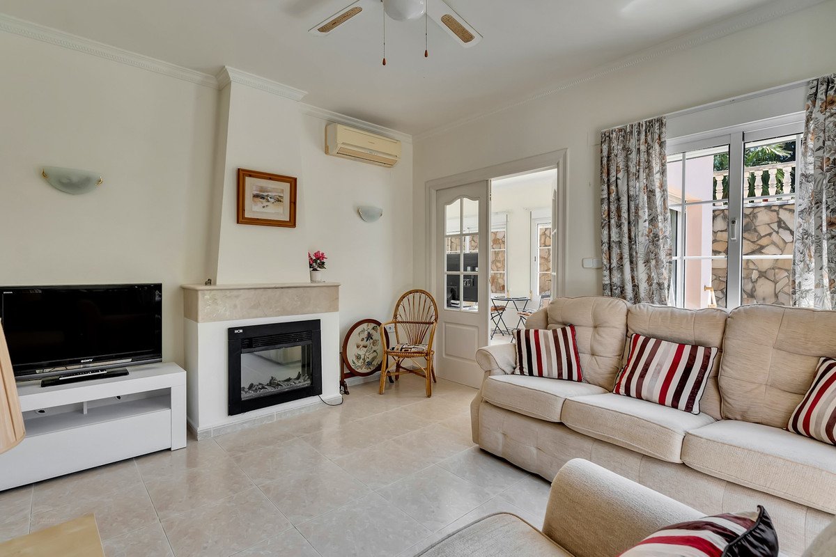 6 Bed Detached Villa in Orba