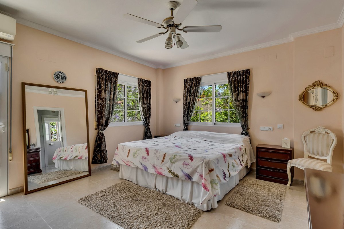 6 Bed Detached Villa in Orba