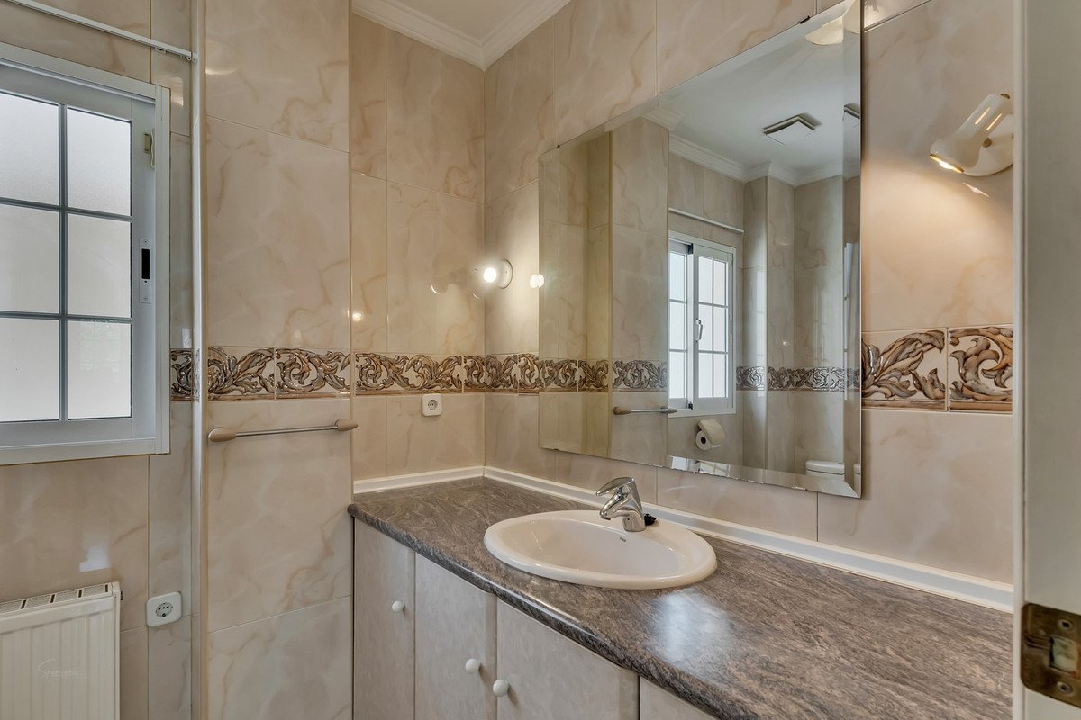 6 Bed Detached Villa in Orba