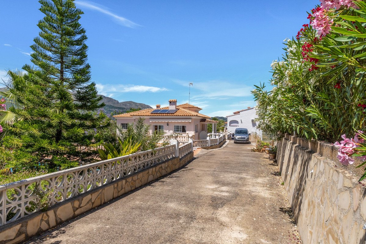 6 Bed Detached Villa in Orba