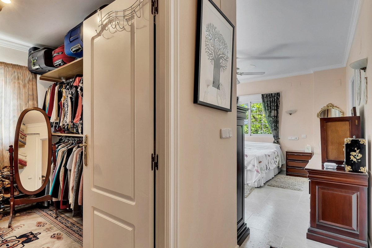 6 Bed Detached Villa in Orba