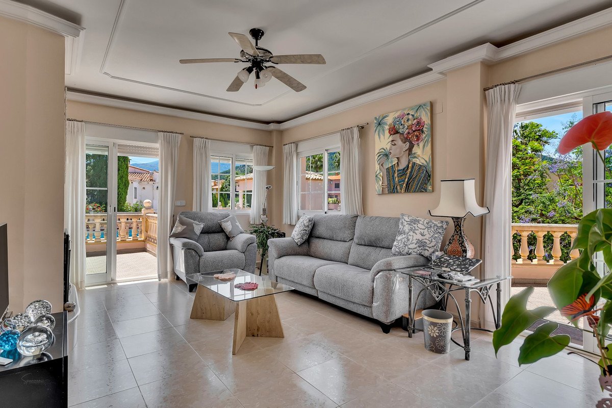 6 Bed Detached Villa in Orba