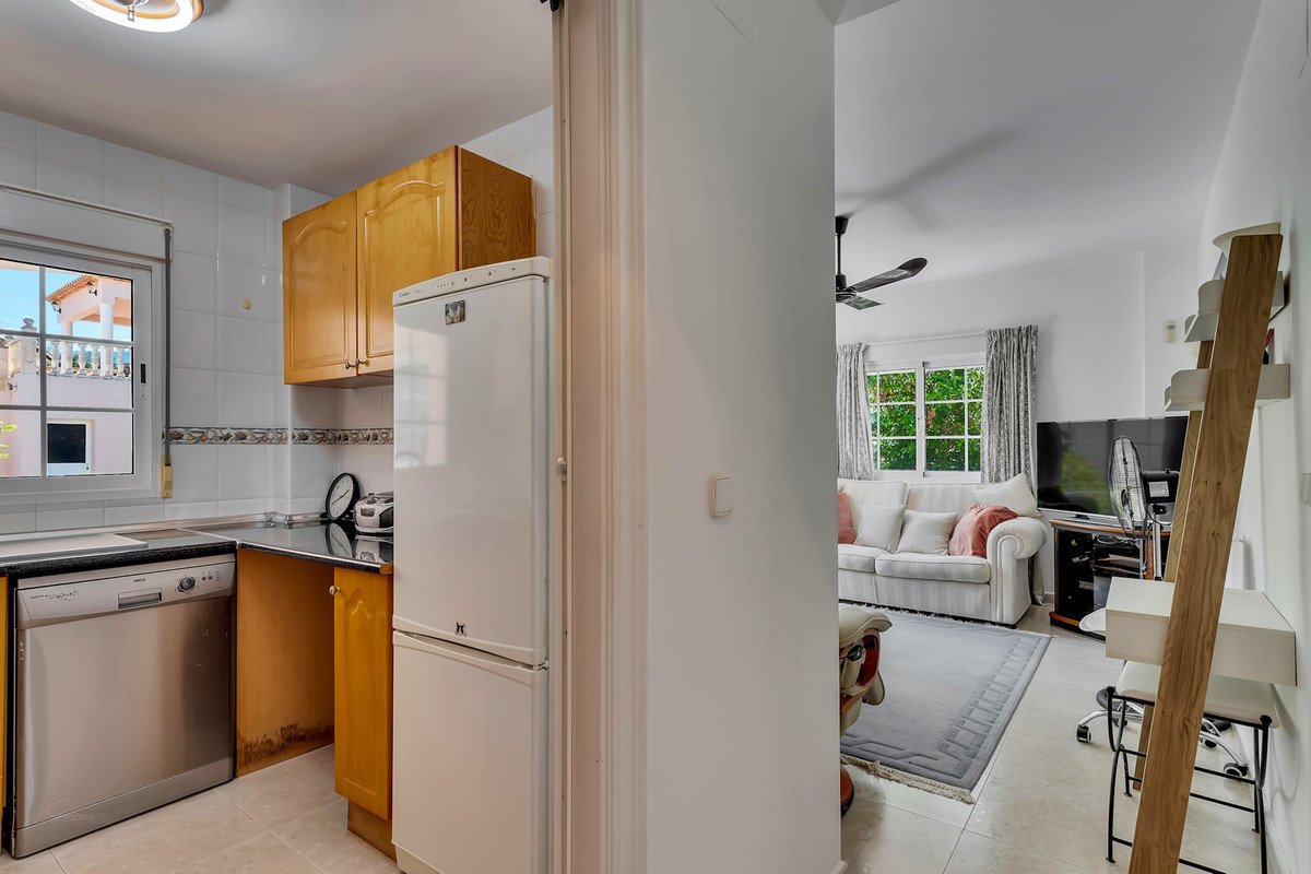 6 Bed Detached Villa in Orba