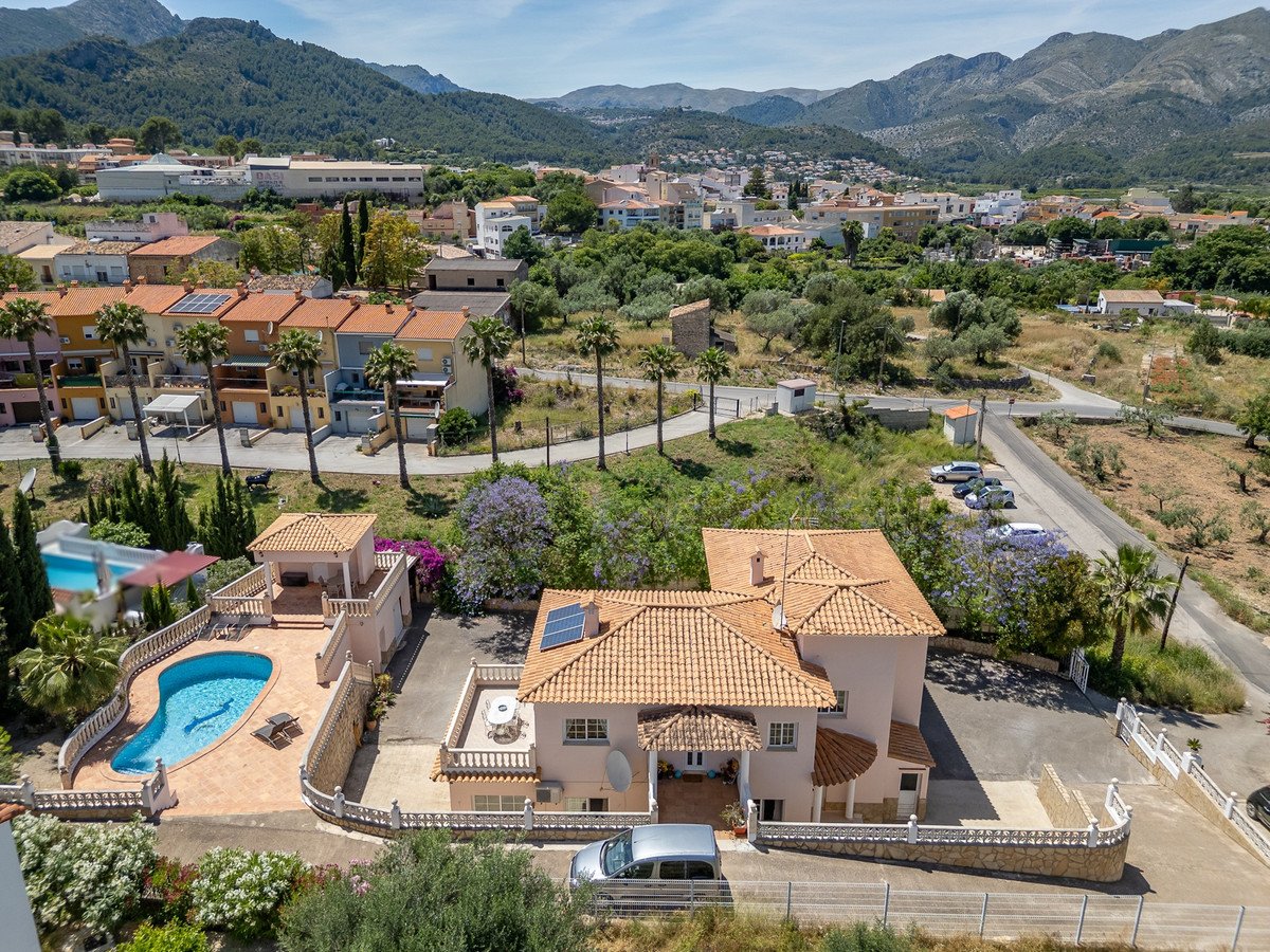6 Bed Detached Villa in Orba