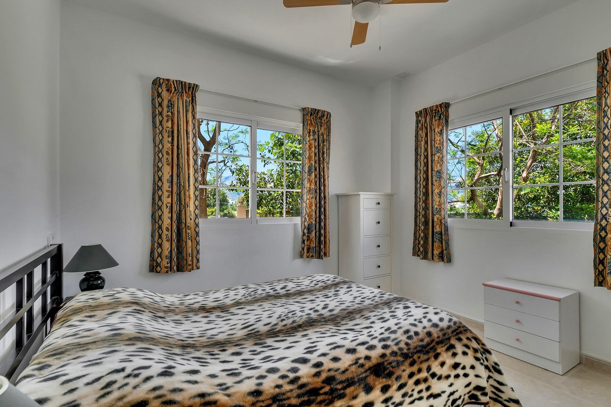 6 Bed Detached Villa in Orba