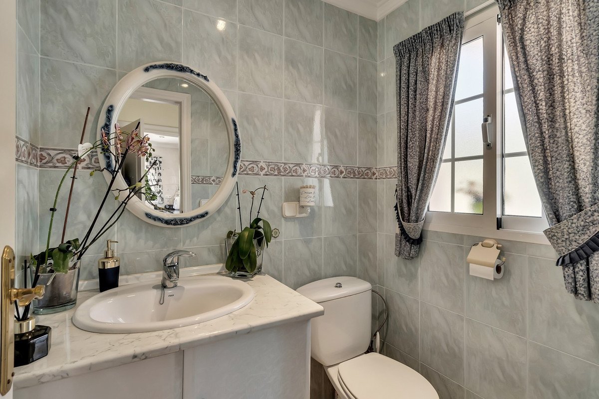 6 Bed Detached Villa in Orba
