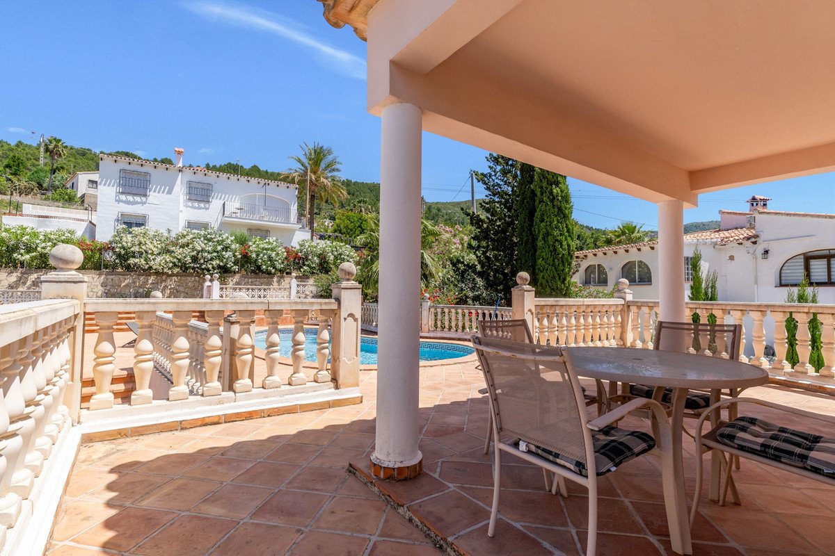 6 Bed Detached Villa in Orba