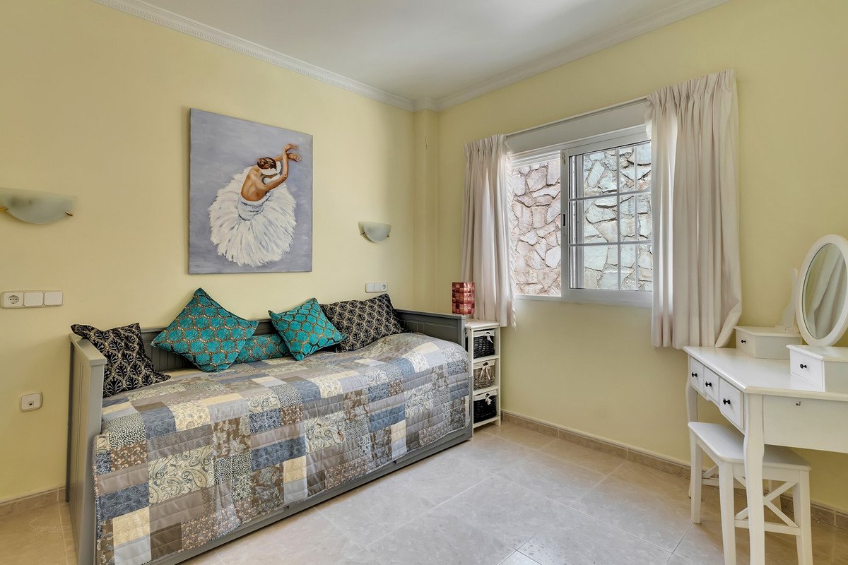 6 Bed Detached Villa in Orba
