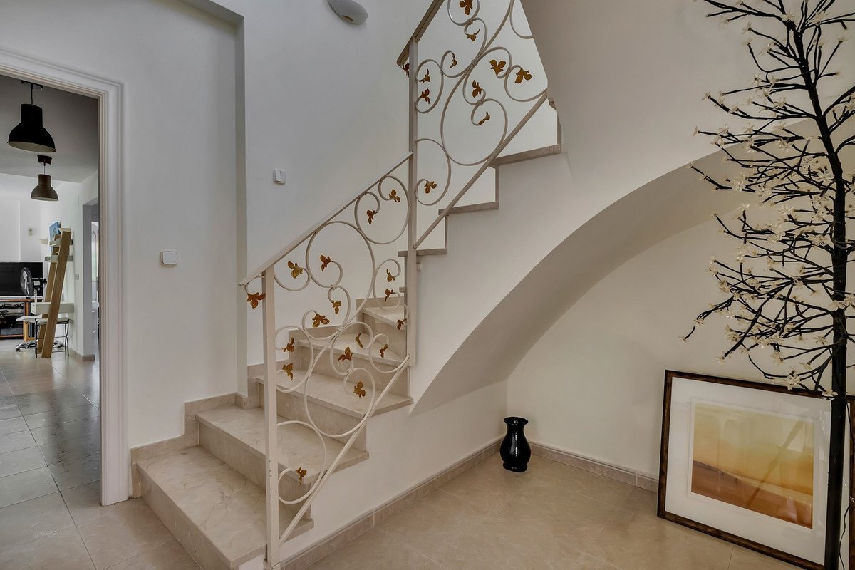 6 Bed Detached Villa in Orba