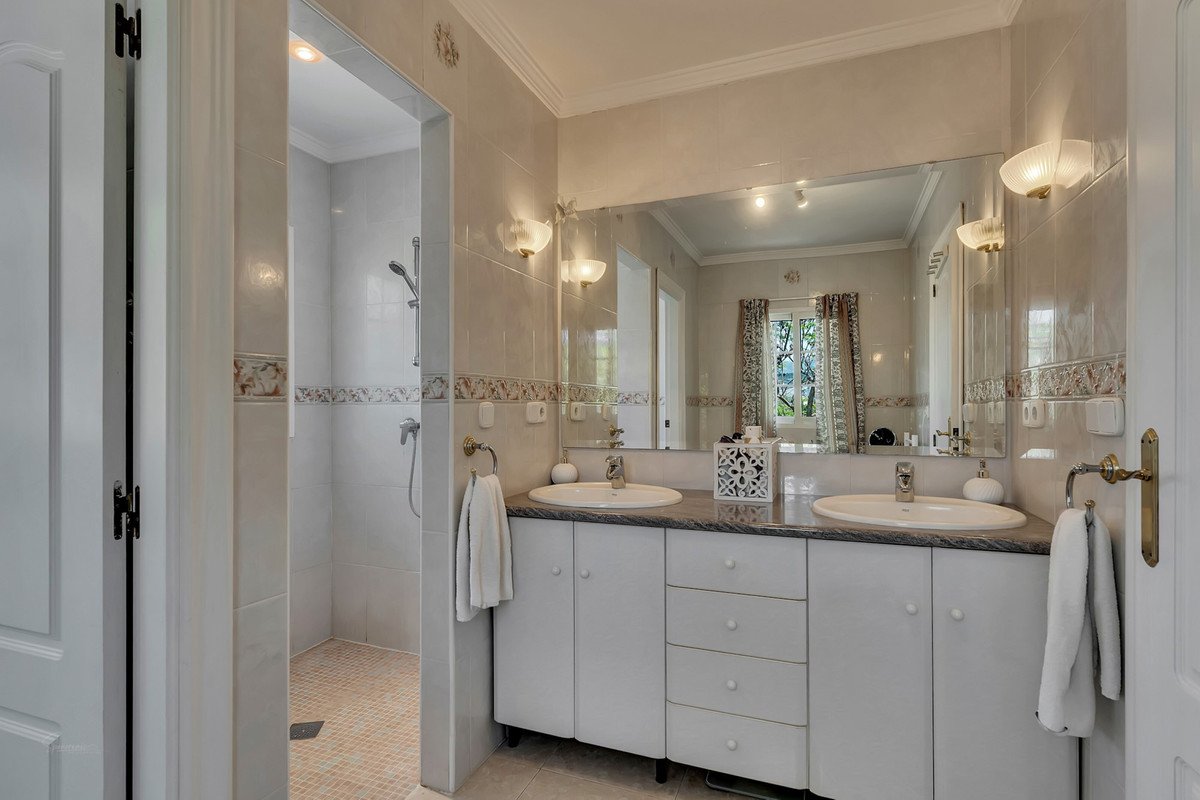 6 Bed Detached Villa in Orba