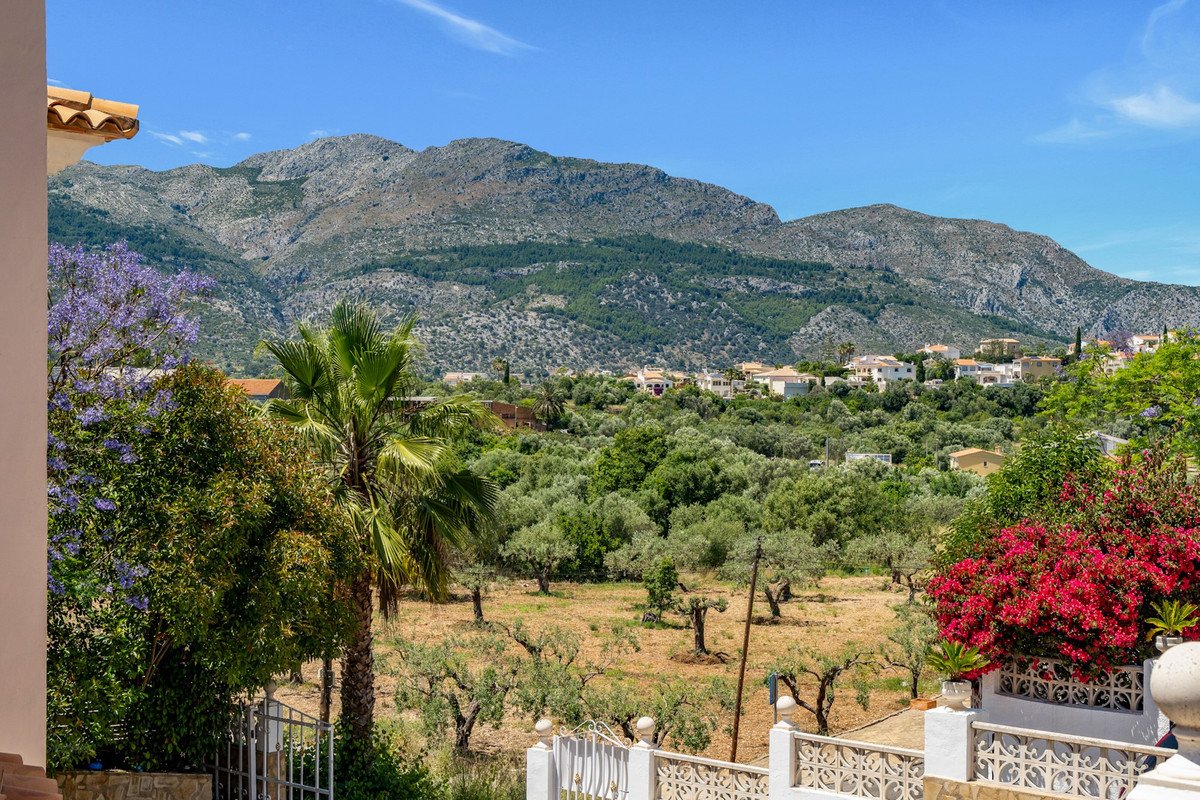 6 Bed Detached Villa in Orba