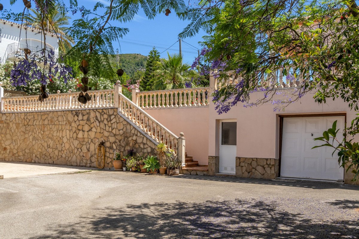 6 Bed Detached Villa in Orba