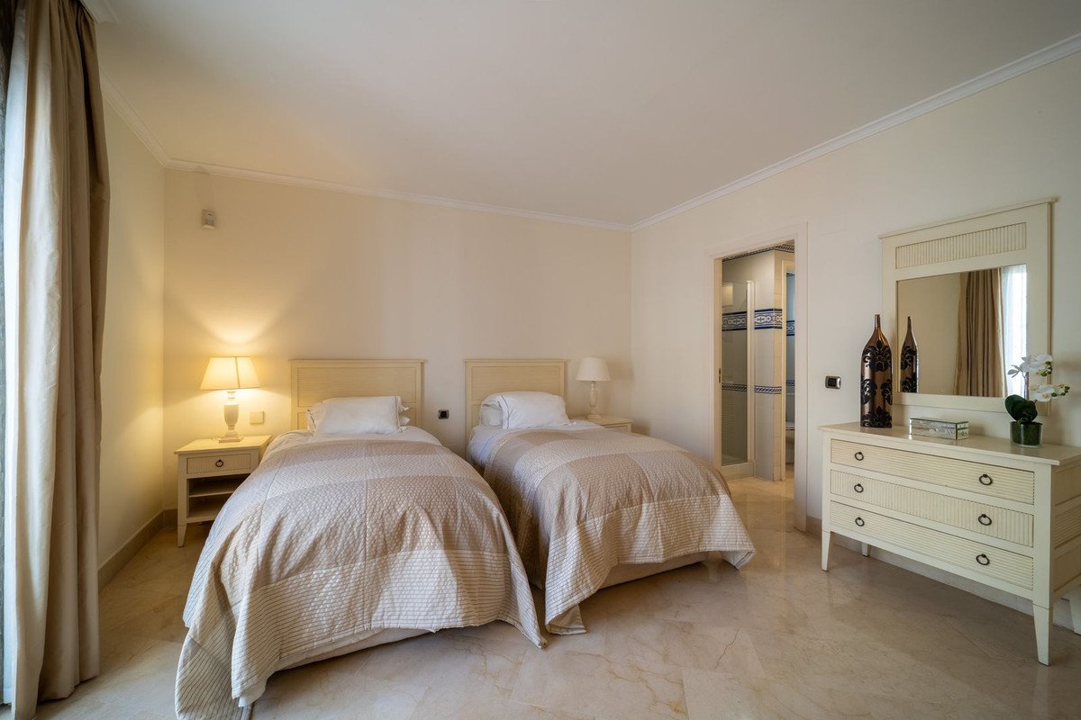 3 Bed Middle Floor Apartment in Elviria