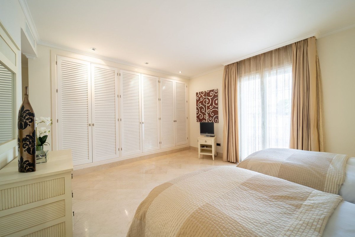 3 Bed Middle Floor Apartment in Elviria