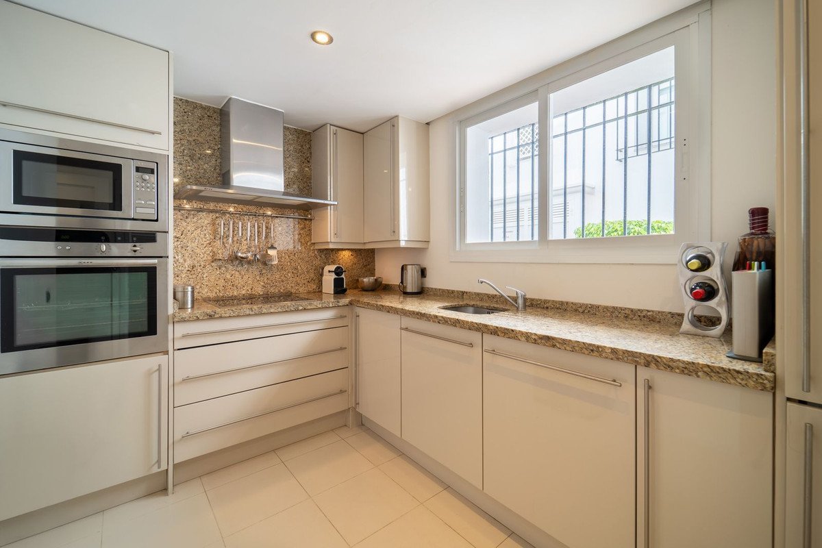 3 Bed Middle Floor Apartment in Elviria