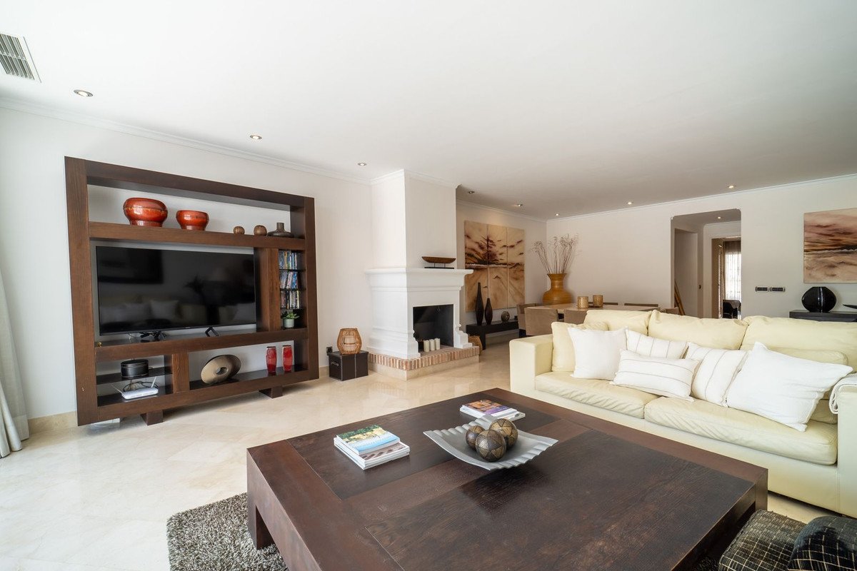 3 Bed Middle Floor Apartment in Elviria