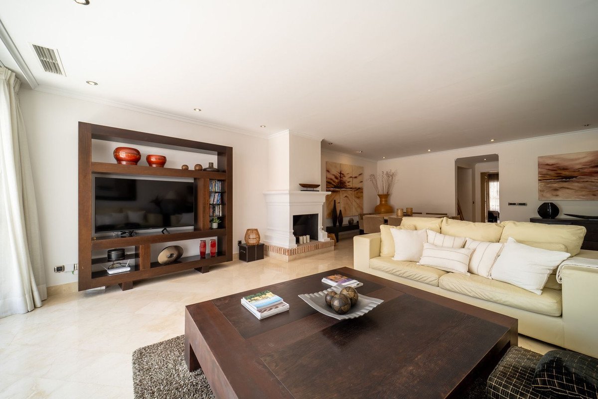 3 Bed Middle Floor Apartment in Elviria