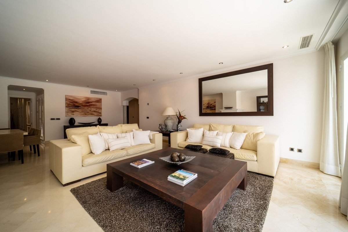 3 Bed Middle Floor Apartment in Elviria