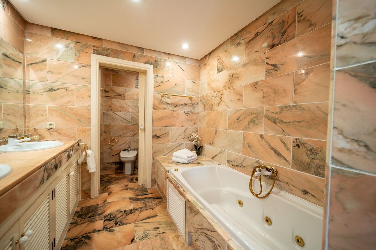 3 Bed Middle Floor Apartment in Elviria