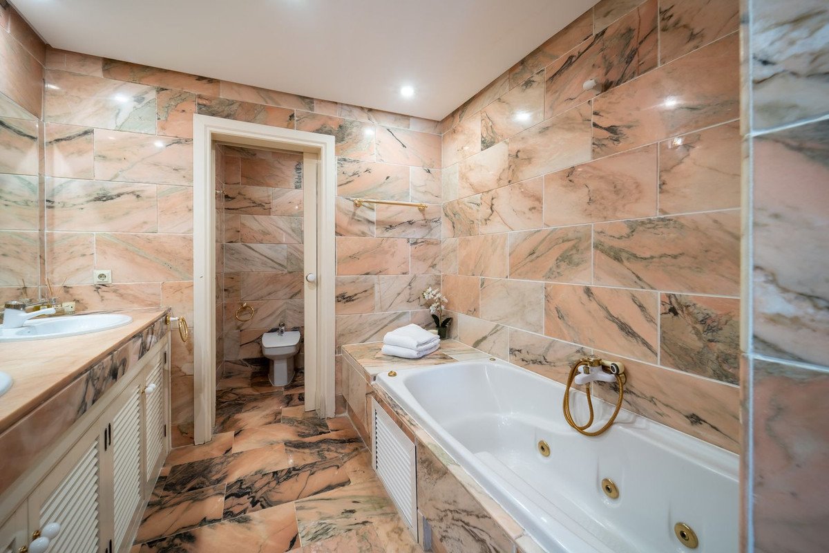 3 Bed Middle Floor Apartment in Elviria