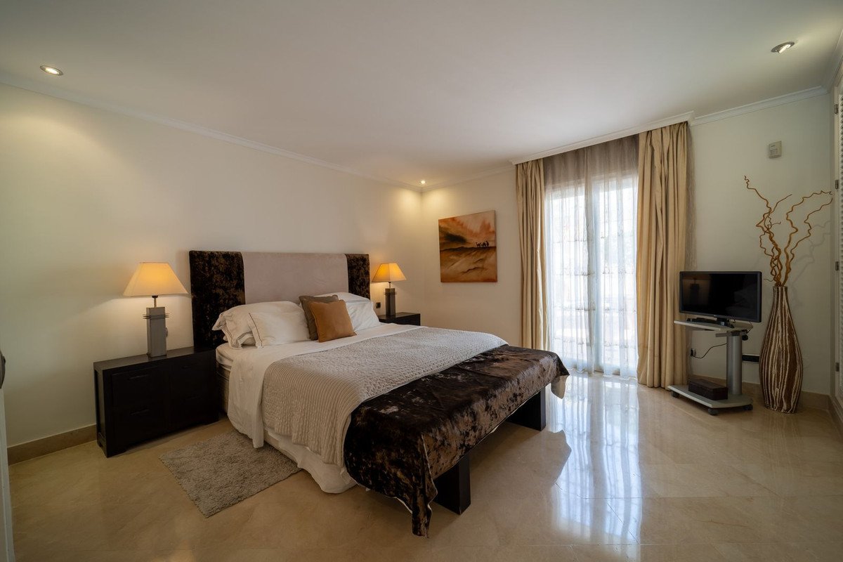 3 Bed Middle Floor Apartment in Elviria