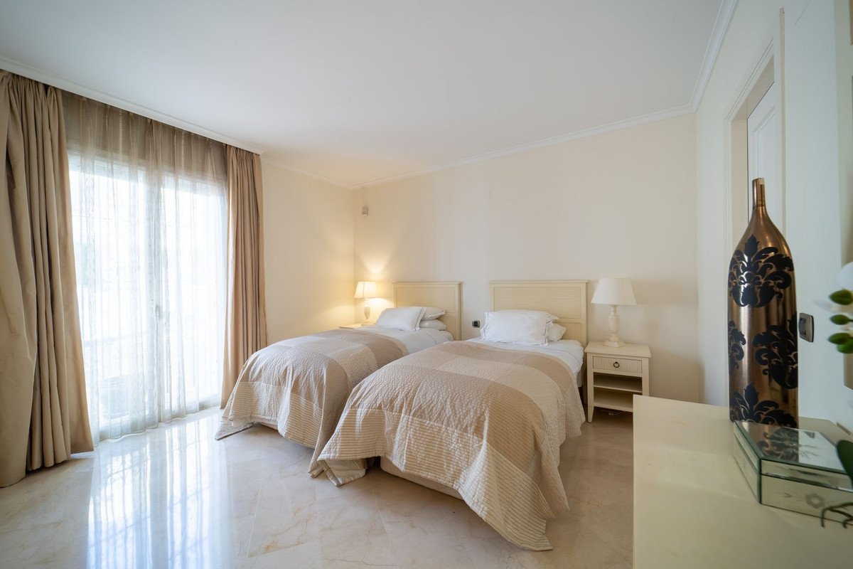 3 Bed Middle Floor Apartment in Elviria