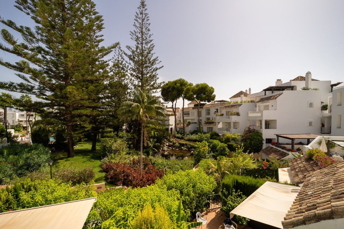 3 Bed Middle Floor Apartment in Elviria