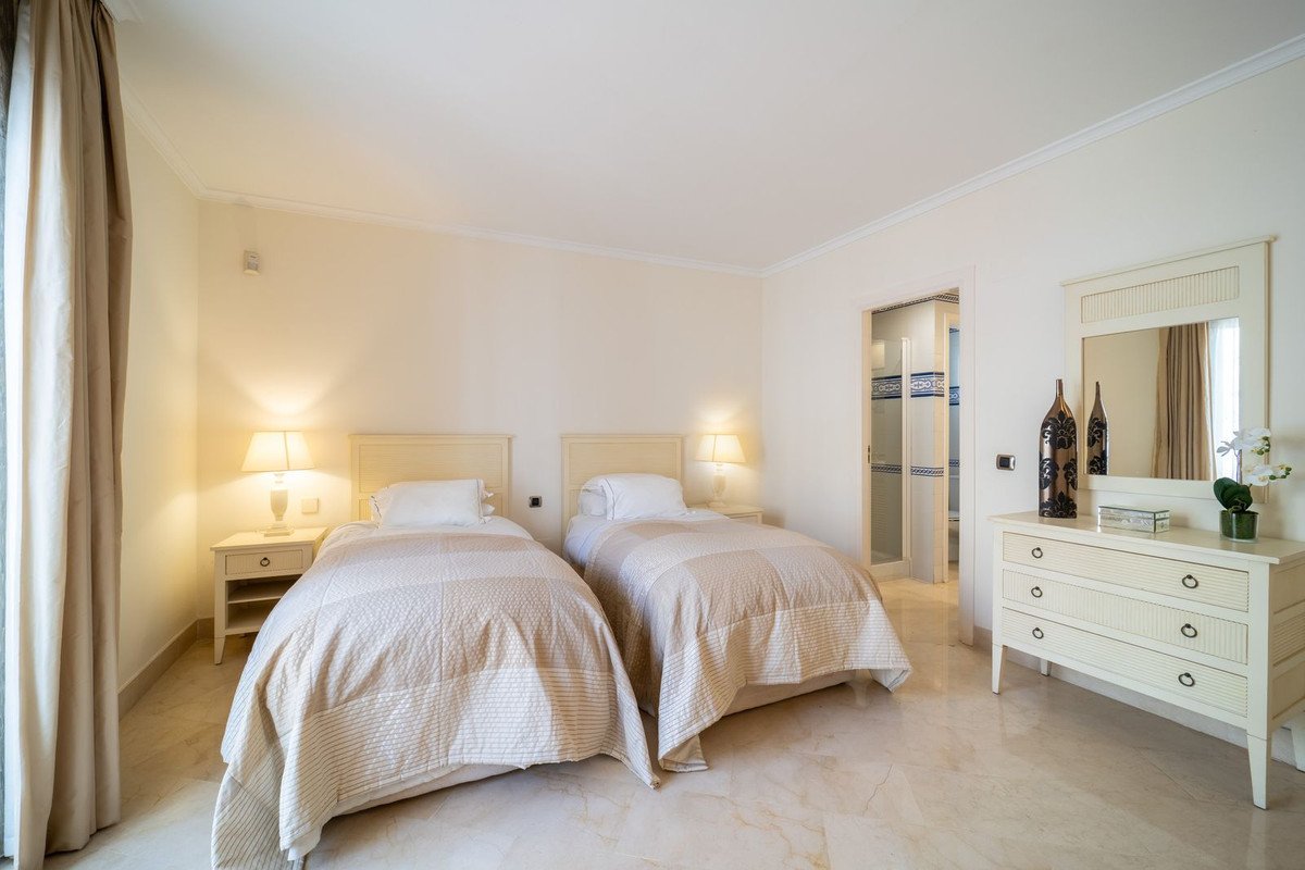 3 Bed Middle Floor Apartment in Elviria