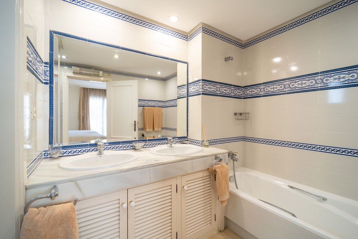 3 Bed Middle Floor Apartment in Elviria