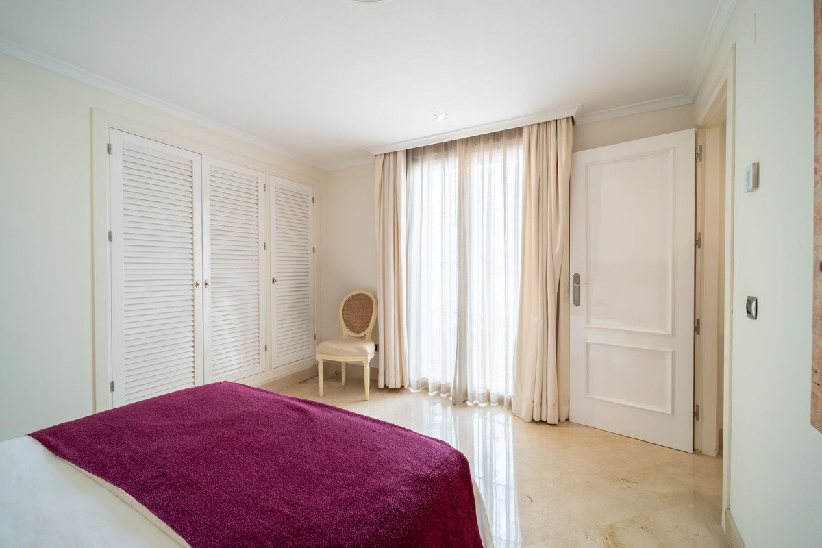 3 Bed Middle Floor Apartment in Elviria