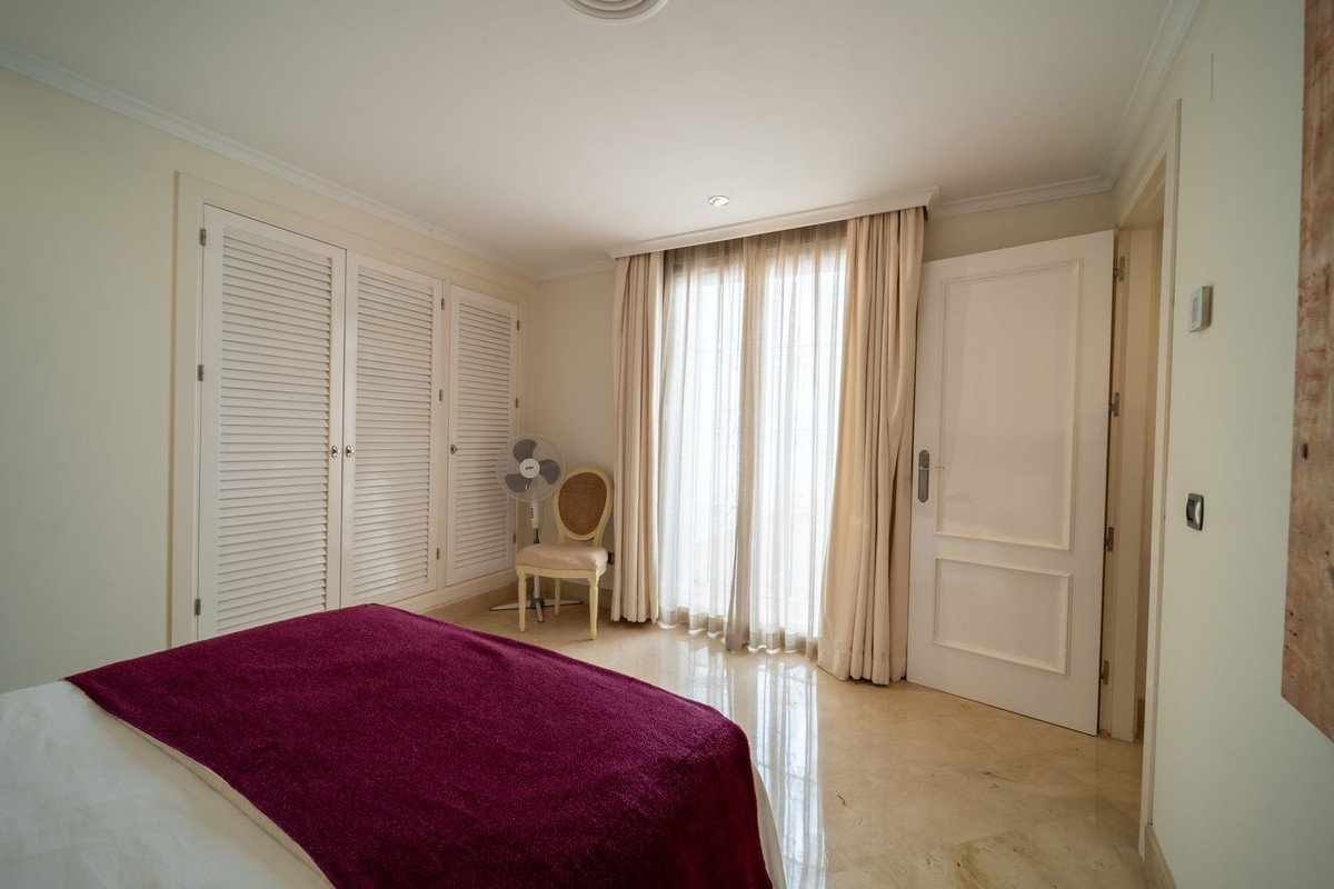 3 Bed Middle Floor Apartment in Elviria