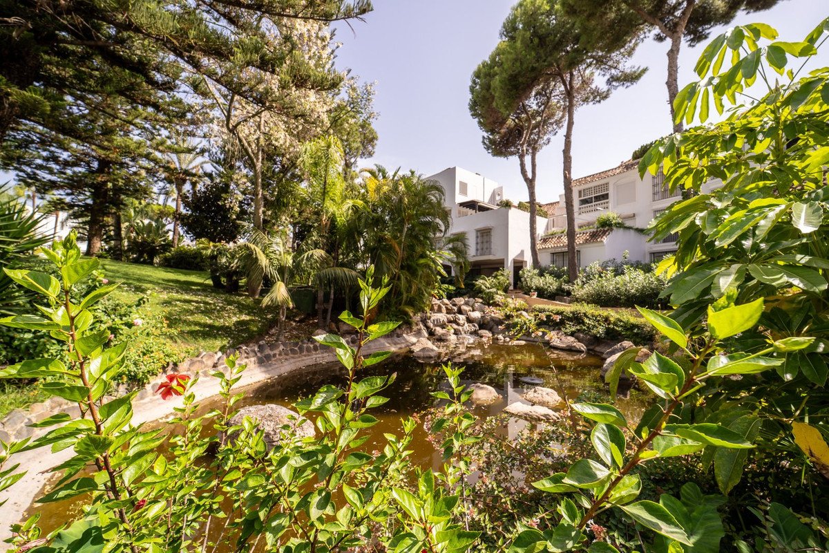 3 Bed Middle Floor Apartment in Elviria