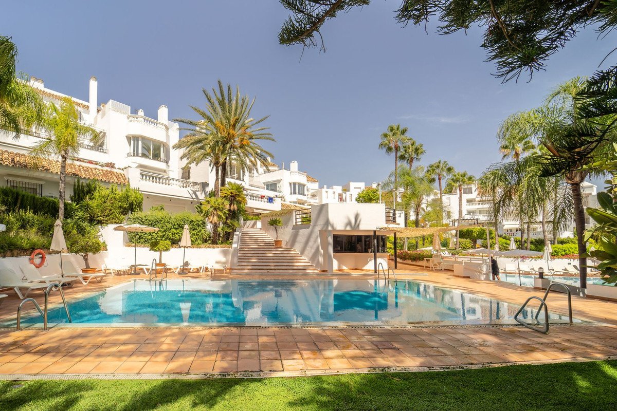 3 Bed Middle Floor Apartment in Elviria
