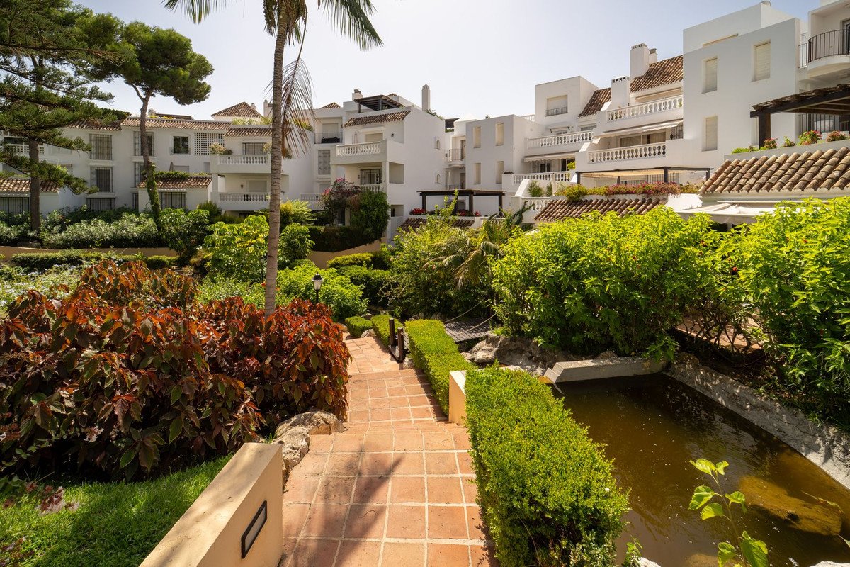 3 Bed Middle Floor Apartment in Elviria