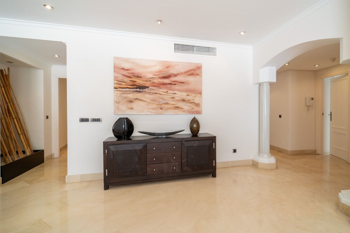 3 Bed Middle Floor Apartment in Elviria