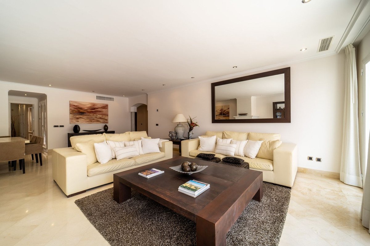 3 Bed Middle Floor Apartment in Elviria
