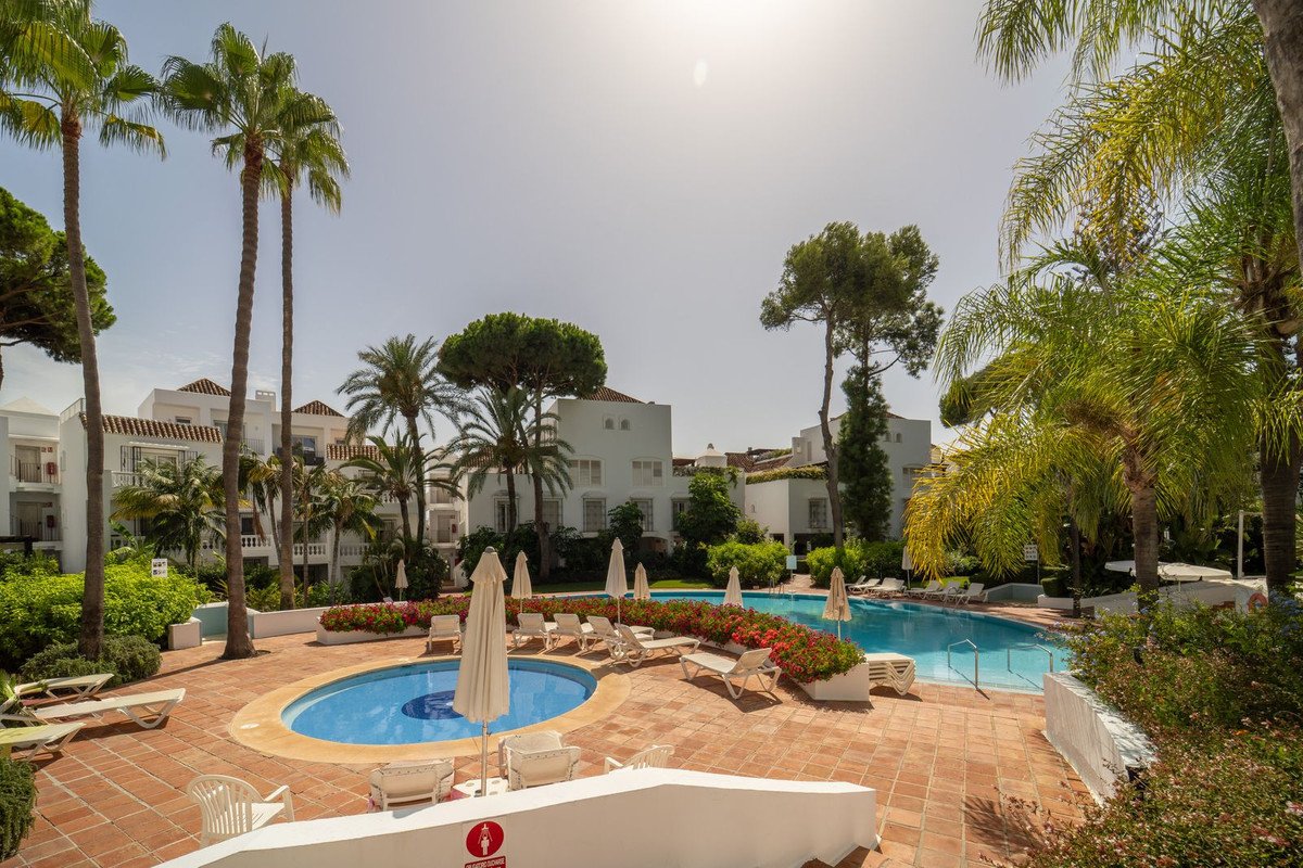 3 Bed Middle Floor Apartment in Elviria
