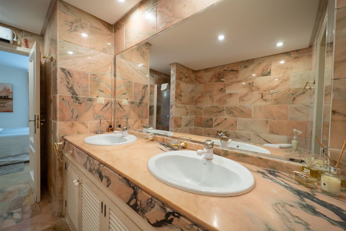 3 Bed Middle Floor Apartment in Elviria