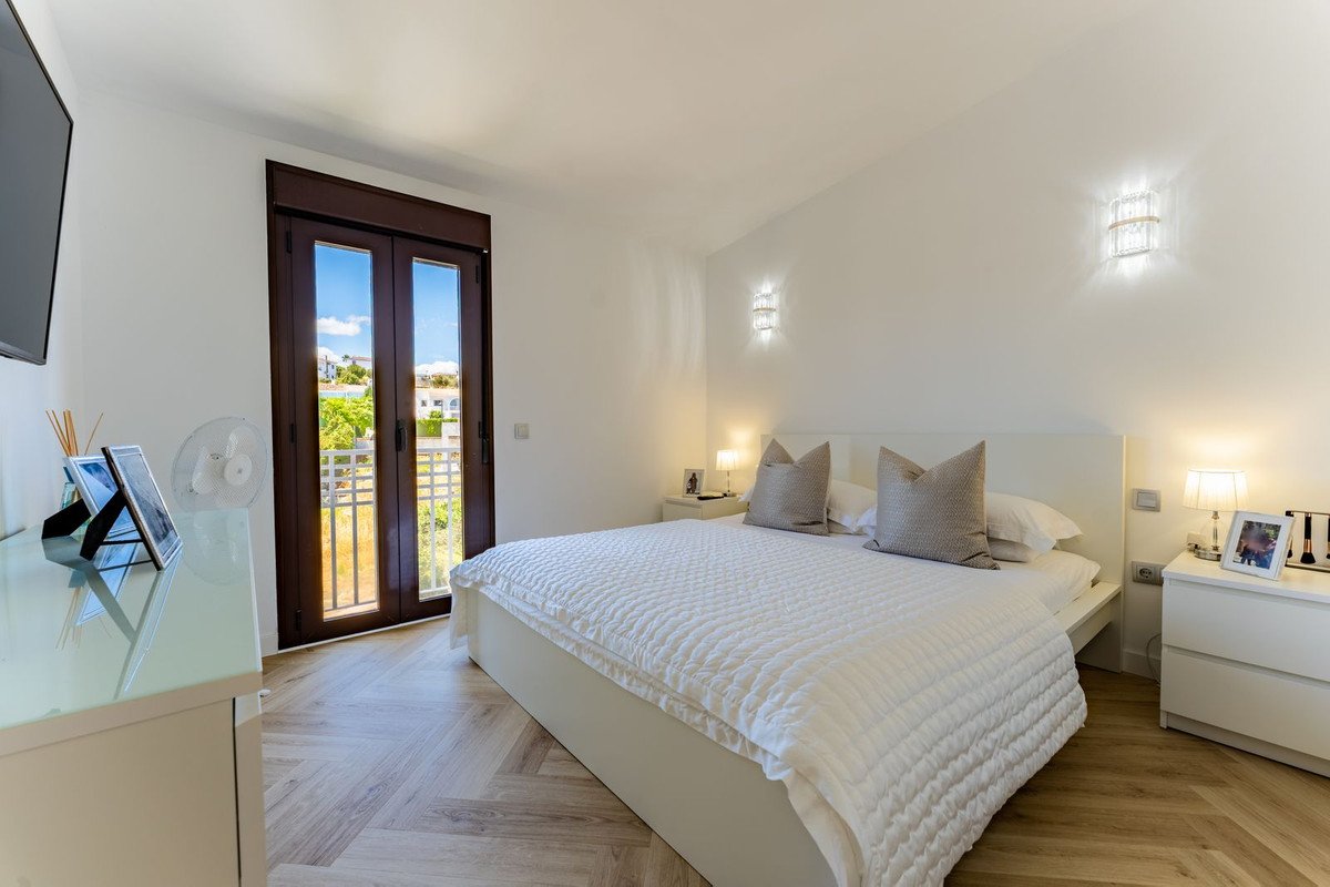 6 Bed Semi-Detached House in Valle Romano