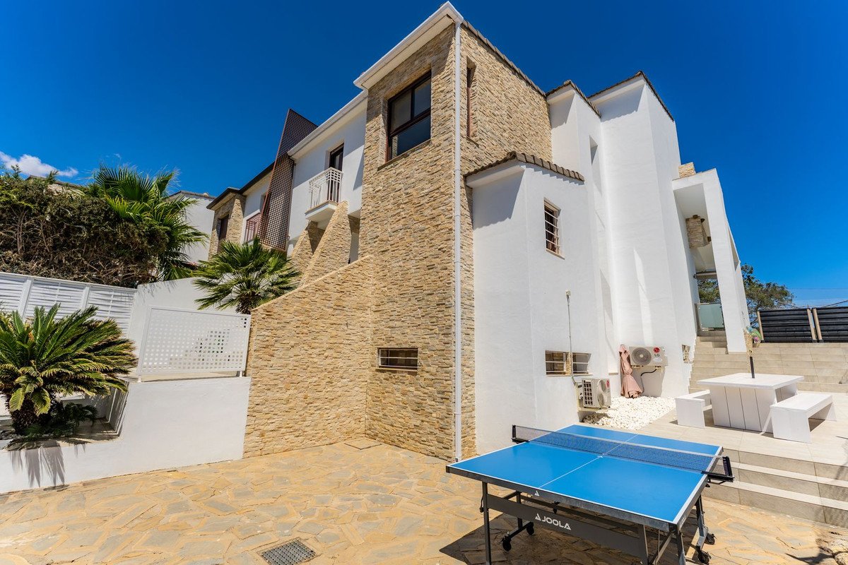 6 Bed Semi-Detached House in Valle Romano