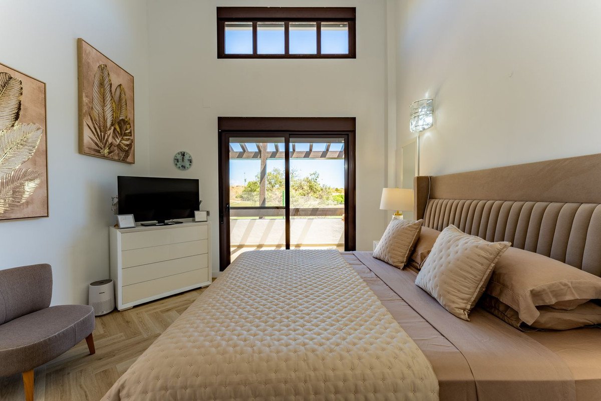 6 Bed Semi-Detached House in Valle Romano