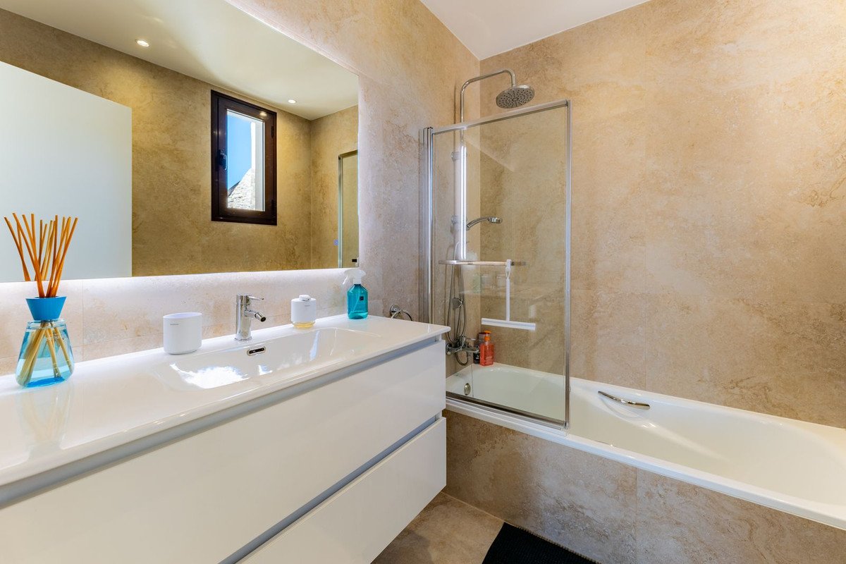 6 Bed Semi-Detached House in Valle Romano