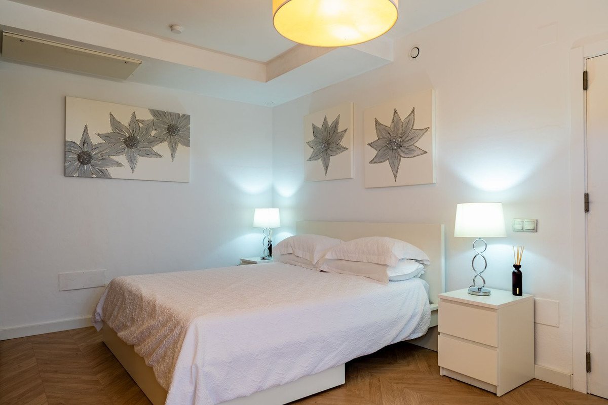 6 Bed Semi-Detached House in Valle Romano